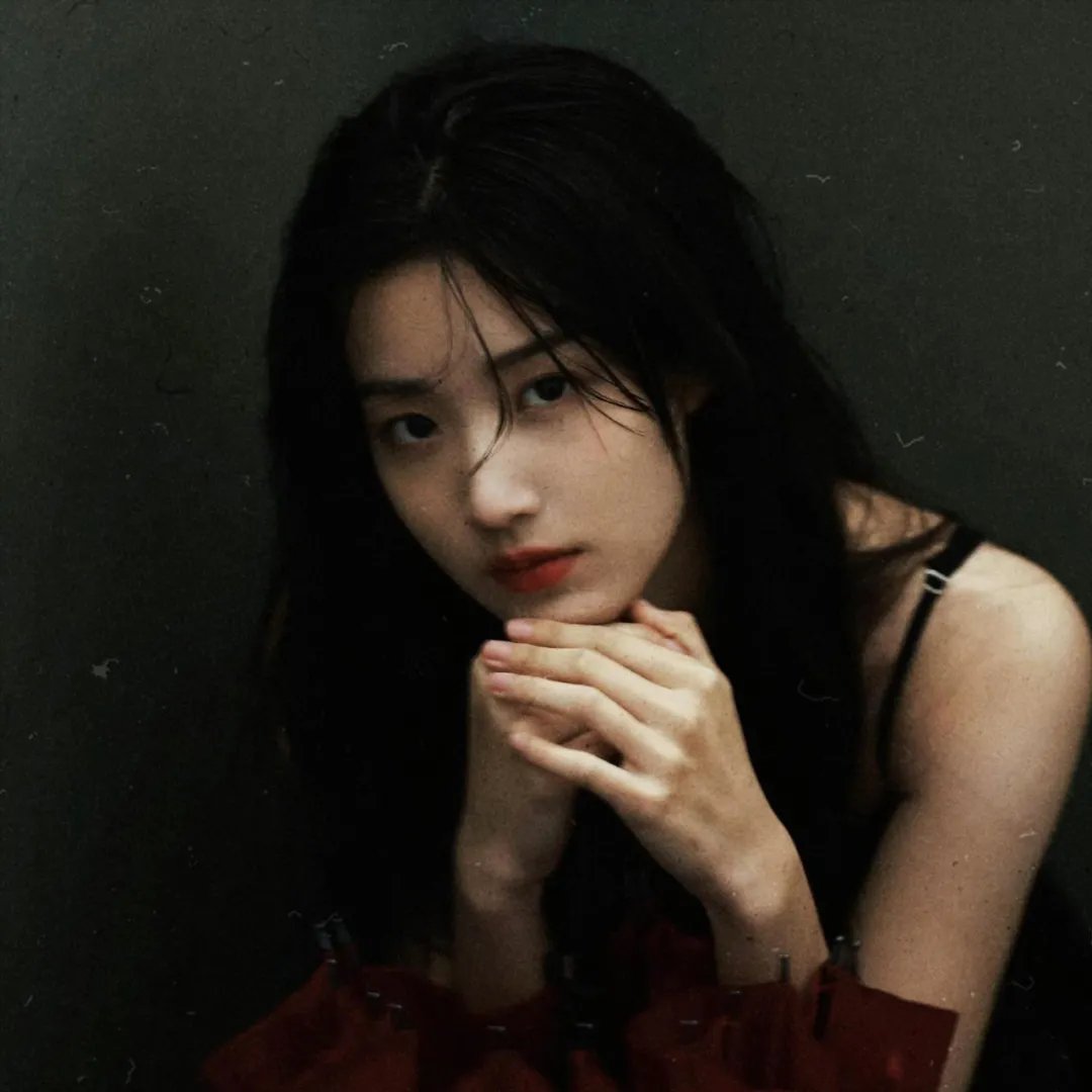 有色彩的女子